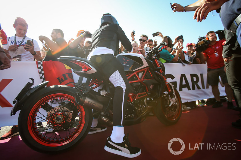 Lewis Hamilton, Mercedes AMG F1 en su MV Agusta Dragster RR LH44 Edición Limitada.