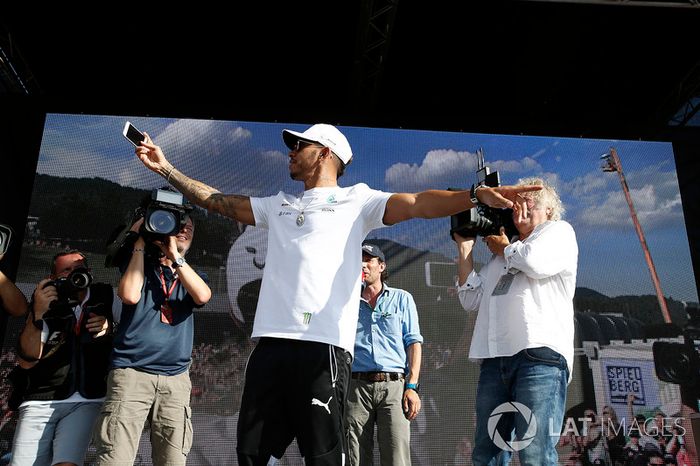 Após ter que cumprir punição de cinco lugares no grid, Lewis Hamilton largou em oitavo e terminou a prova em quarto. Agora ele está a 20 pontos de Vettel na classificação.