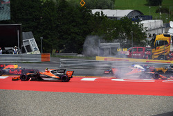 Столкновение: Макс Ферстаппен, Red Bull Racing RB13, Фернандо Алонсо, McLaren MCL32, Даниил Квят, Sc