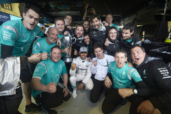 Race winner Lewis Hamilton, Mercedes AMG F1 celebrate with the team