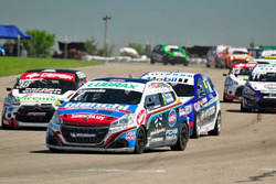 Rodrigo Aramendía, Peugeot, lidera el pelotón en la Final de Mercedes