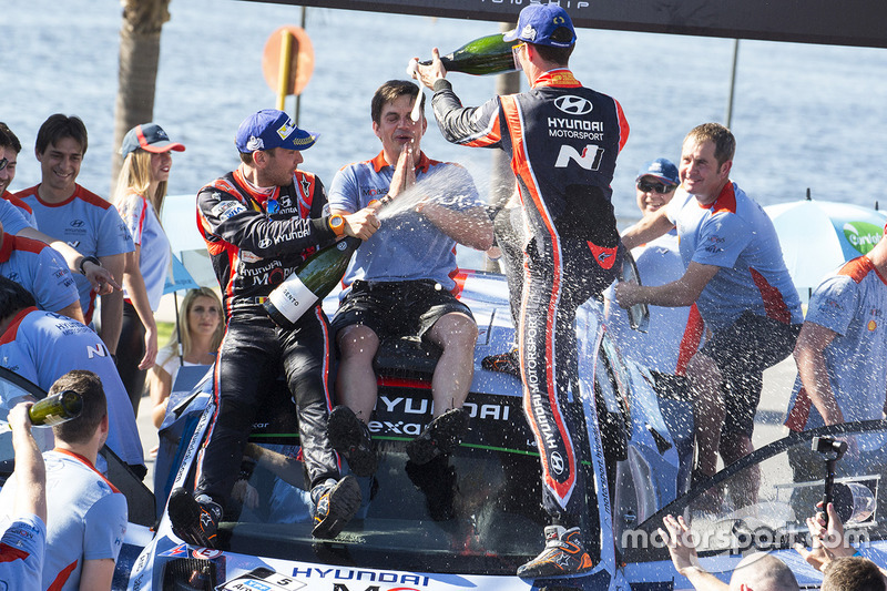 Podium: winners Thierry Neuville, Nicolas Gilsoul, Hyundai i20 WRC, Hyundai Motorsport