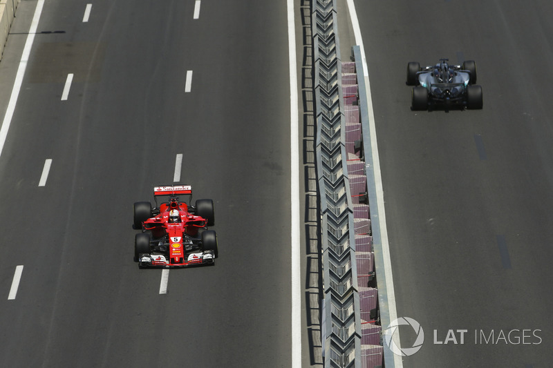 Sebastian Vettel, Ferrari SF70H, Lewis Hamilton, Mercedes AMG F1 W08