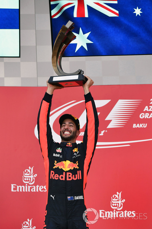 Il vincitore della gara Daniel Ricciardo, Red Bull Racing festeggia sul podio con il trofeo