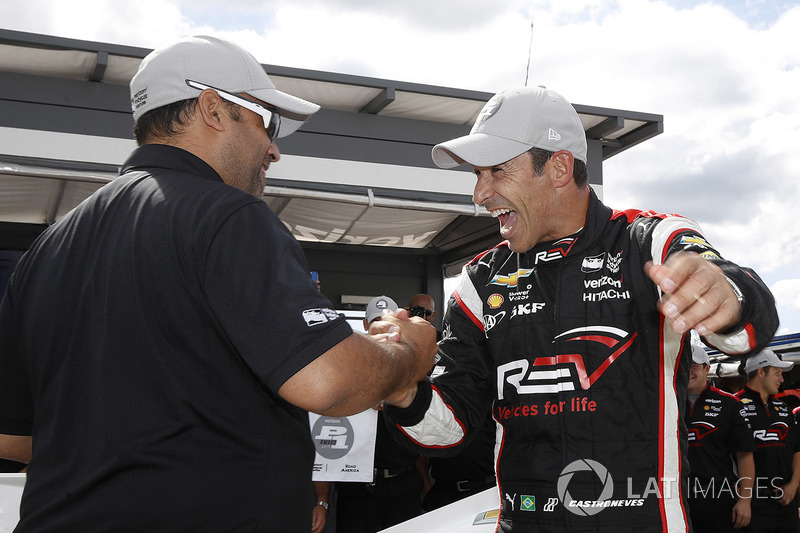 Ganador de la pole Helio Castroneves, Team Penske Chevrolet celebra su pole position número 50 con Steven Williams de Verizon