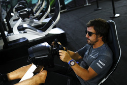 Fernando Alonso, McLaren, gioca a un simulatore nella Gamezone