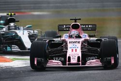 Sergio Perez, Sahara Force India F1 VJM10, Valtteri Bottas, Mercedes AMG F1 W08