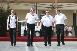 Stoffel Vandoorne, Eric Boullier, Zak Brown y Jonathan Neale, McLaren