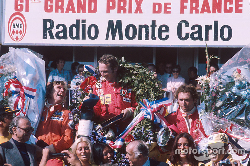 Podio: ganador de la carrera Niki Lauda, Ferrari, segundo lugar James Hunt, Hesketh Ford y tercer lugar Jochen Mass, McLaren Ford