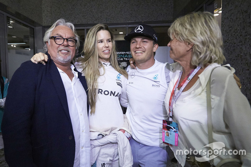 Nico Rosberg, Mercedes AMG F1 feiert seinen WM-Titel mit seiner Frau Vivian Rosberg, Mutter Sina Rosberg und Vater Keke Rosberg