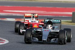 Lewis Hamilton, Mercedes AMG F1 W07 Hybrid devant Sebastian Vettel, Ferrari SF16-H