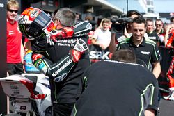 Le vainqueur Jonathan Rea, Kawasaki Racing Team dans le Parc Fermé