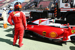 Kimi Raikkonen, Ferrari SF16-H s'arrête en bout de pitlane