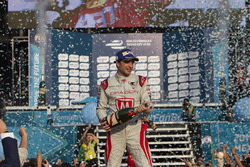 Jérôme d'Ambrosio, Dragon Racing celebra con champaña