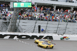 #4 Corvette Racing Chevrolet Corvette C7.R : Oliver Gavin, Tommy Milner, Marcel Fässler, #3 Corvette Racing Chevrolet Corvette C7.R : Antonio Garcia, Jan Magnussen, Mike Rockenfeller passent sous le drapeau à damiers