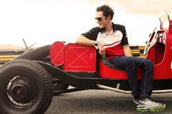 Bruno Senna, Mahindra Racing conduce un coche de carreras clásico durante una visita a la casa y Mus