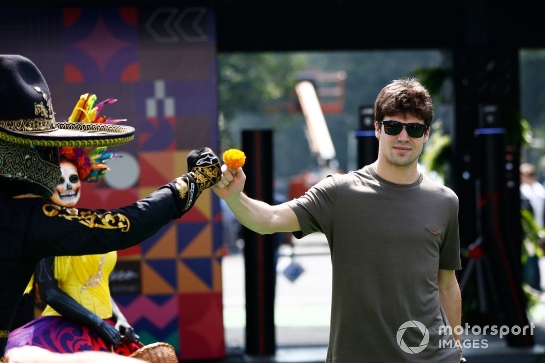 Lance Stroll, del equipo Aston Martin F1, recibe una caléndula mexicana a su llegada a la pista 
