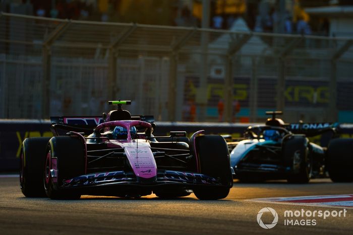 Pierre Gasly, Alpine A524, George Russell, Mercedes F1 W15