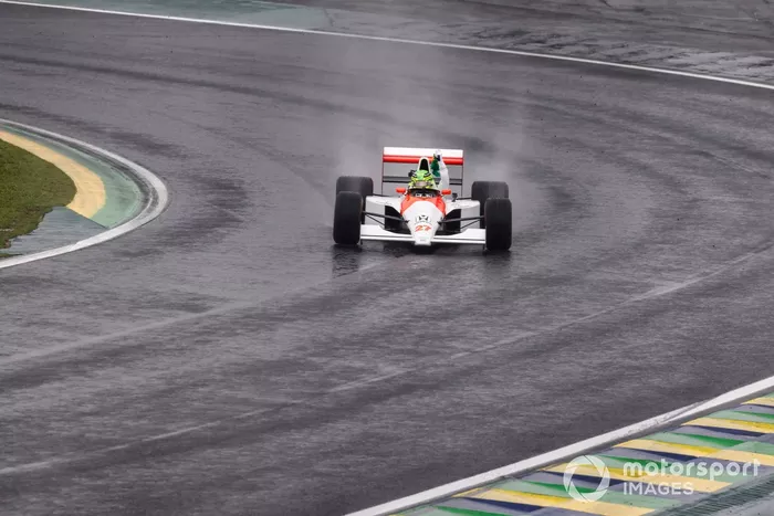 Lewis Hamilton conduce el McLaren MP4/5B de Ayrton Senna