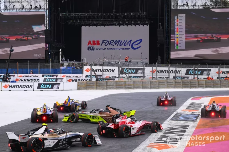 Dan Ticktum CUPRA KIRO Porsche 99X Electric WCG3 tourne dans le peloton