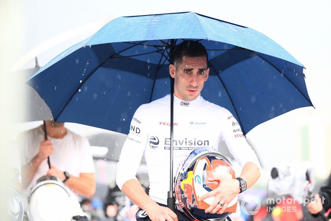Sebastien Buemi , Envision Racing mira desde debajo de su paraguas