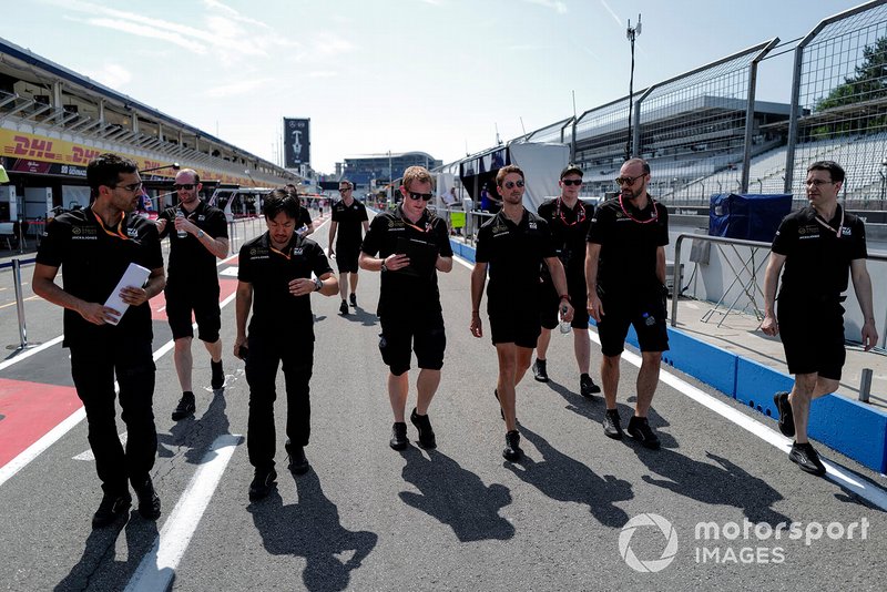Romain Grosjean, Haas F1 fait un trackwalk avec ses mécaniciens