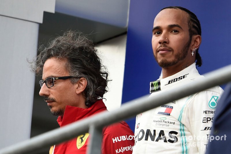 Лоран Мекис, спортивный директор Ferrari, и Льюис Хэмилтон, Mercedes AMG F1