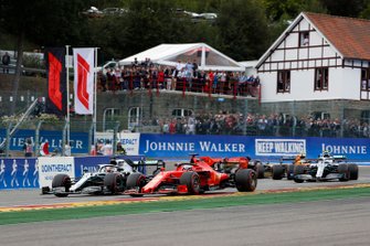 Sebastian Vettel, Ferrari SF90, precede Lewis Hamilton, Mercedes AMG F1 W10, Valtteri Bottas, Mercedes AMG W10