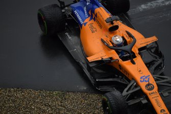 Carlos Sainz Jr., McLaren MCL34, spins out