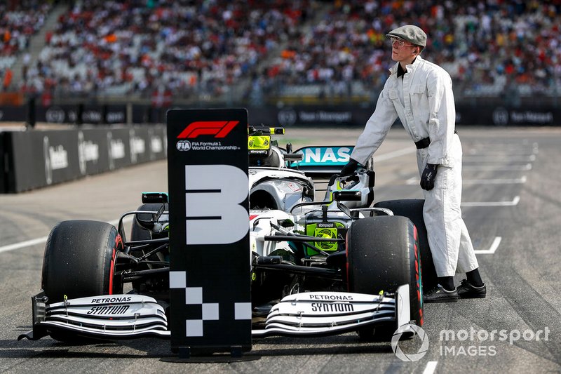 Mecánico Mercedes AMG F1 con el coche de Valtteri Bottas, Mercedes AMG W10 en Parc Ferme