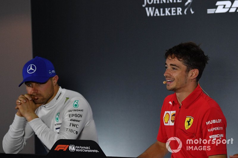 Valtteri Bottas, Mercedes AMG F1, secondo classificato, e Charles Leclerc, Ferrari, primo classificato, alla conferenza stampa
