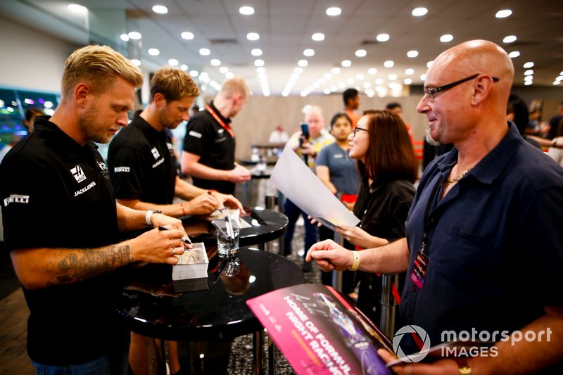 Kevin Magnussen, Haas F1 Team signs an autograph for a fan
