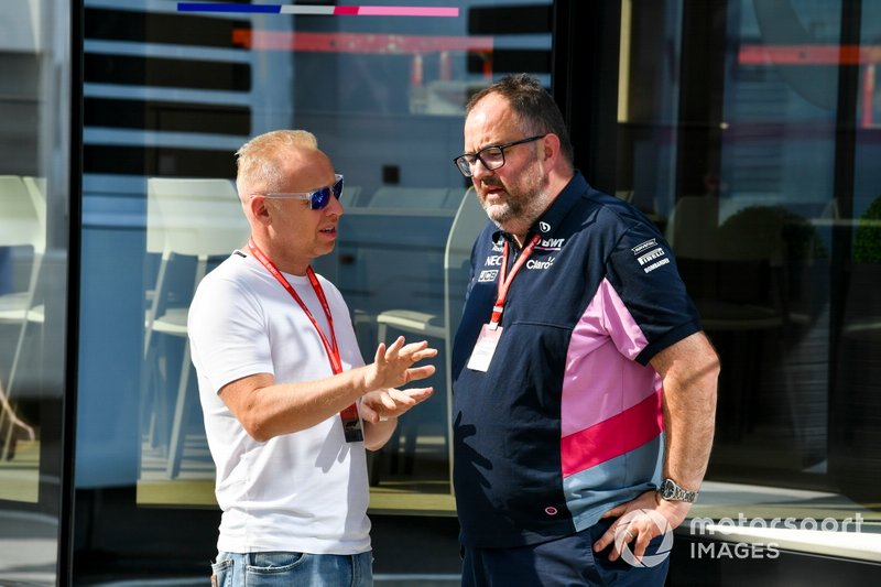 Dmitry Mazepin berbincang dengan Tom McCullough, Teknisi Balap, Racing Point