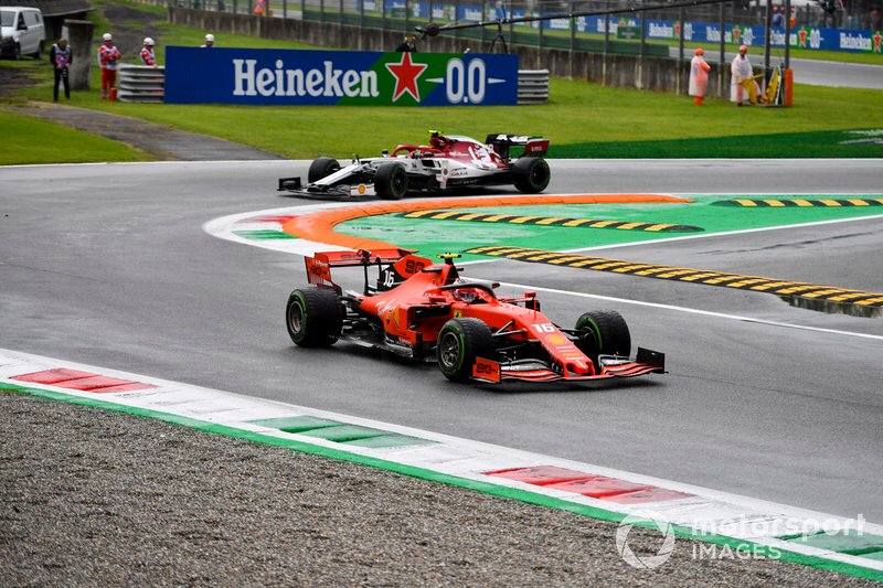 Charles Leclerc, Ferrari SF90, precede Antonio Giovinazzi, Alfa Romeo Racing C38