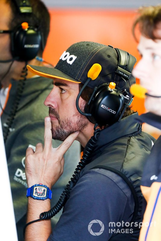 Fernando Alonso nel garage della McLaren
