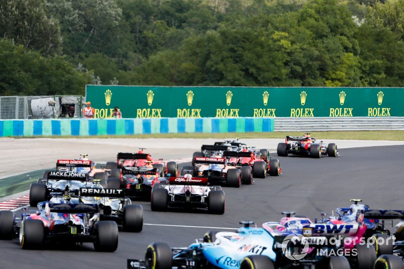 Max Verstappen, Red Bull Racing RB15, leads Valtteri Bottas, Mercedes AMG W10, Lewis Hamilton, Mercedes AMG F1 W10, Sebastian Vettel, Ferrari SF90, Charles Leclerc, Ferrari SF90, and the rest of the field at the start