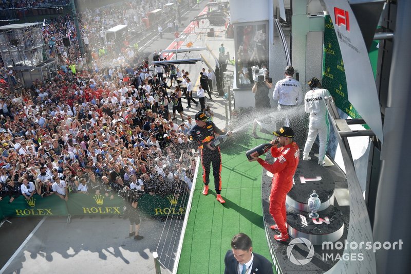 Podio: segundo lugar Max Verstappen, Red Bull Racing, ganador de la carrera Lewis Hamilton, Mercedes AMG F1, y el tercer lugar Sebastian Vettel, Ferrari
