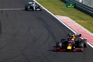 Max Verstappen, Red Bull Racing RB15, precede Lewis Hamilton, Mercedes AMG F1 W10