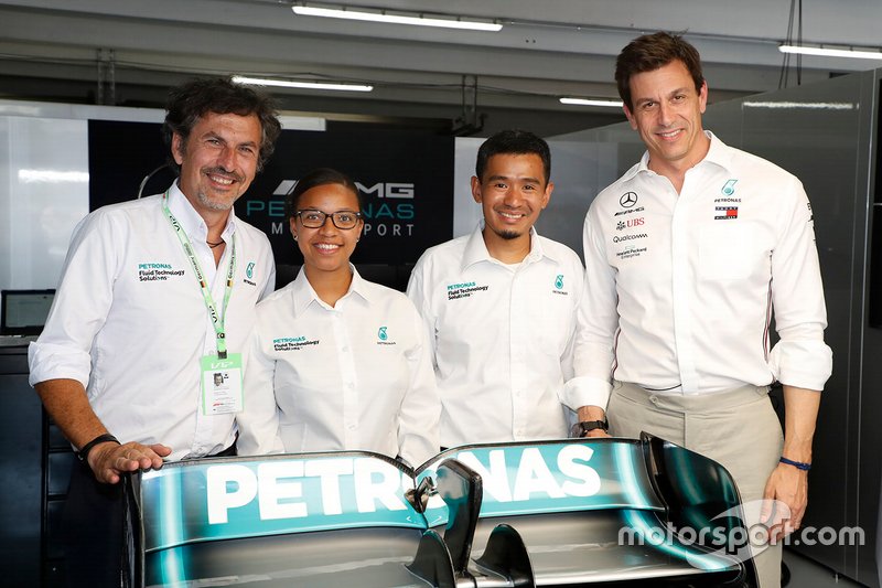 Les ingénieurs Petronas avec Toto Wolff, directeur exécutif Mercedes AMG