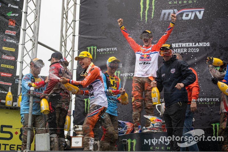 Jeffrey Herlings e Glenn Coldenhoff festeggiano sul podio