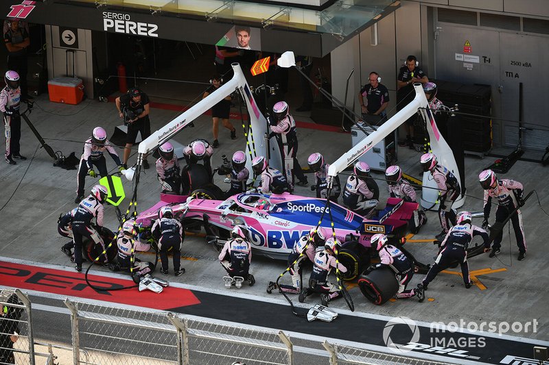 Sergio Perez, Racing Point RP19, fa un pit stop