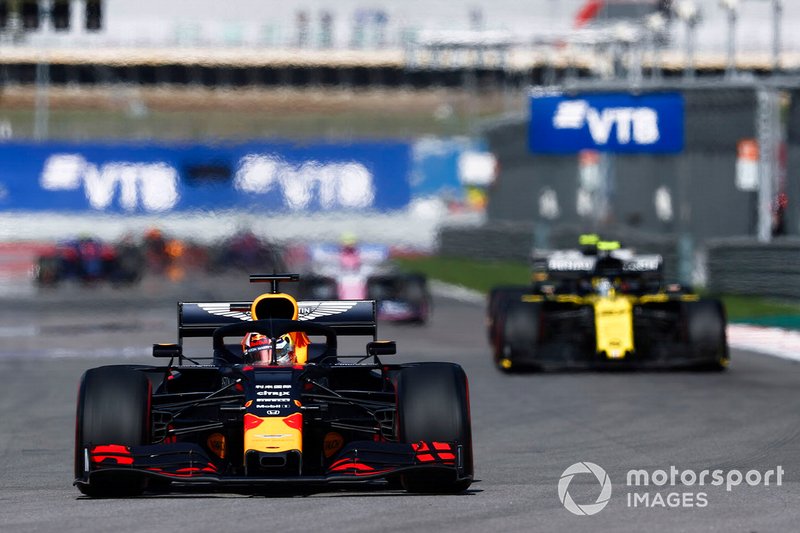 Max Verstappen, Red Bull Racing RB15, precede Nico Hulkenberg, Renault F1 Team R.S. 19