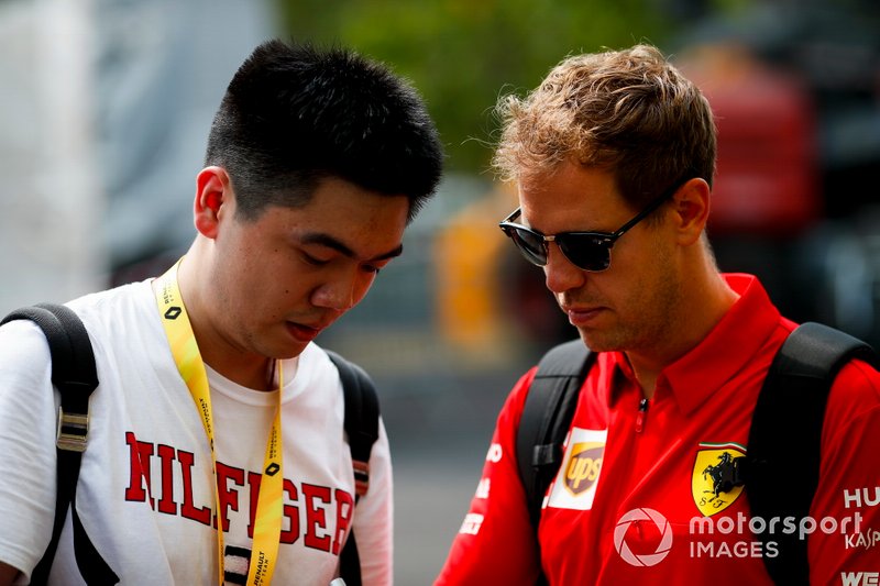 Sebastian Vettel, Ferrari firma un autografo ad un fan