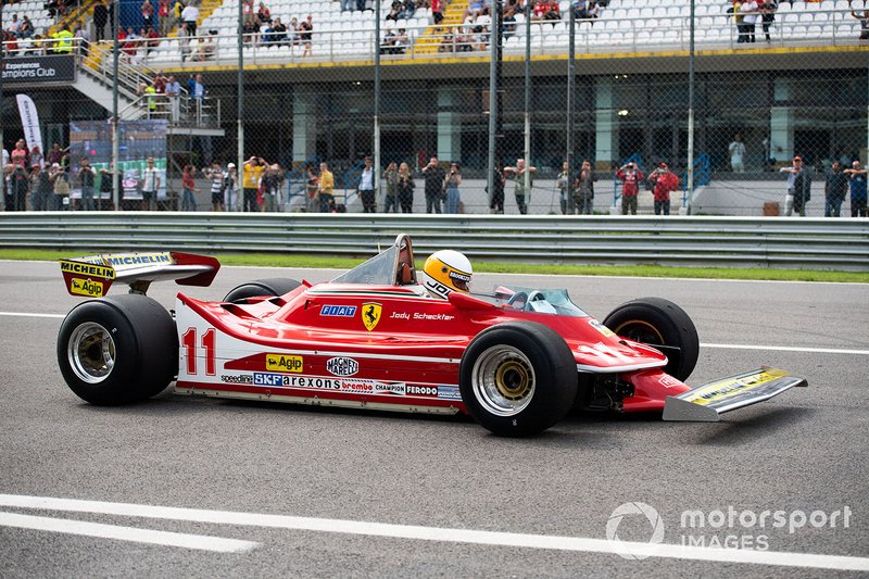 Jody Scheckter con el Ferrari 312T4 con el que ganó su título de campeón del mundo hace 40 años