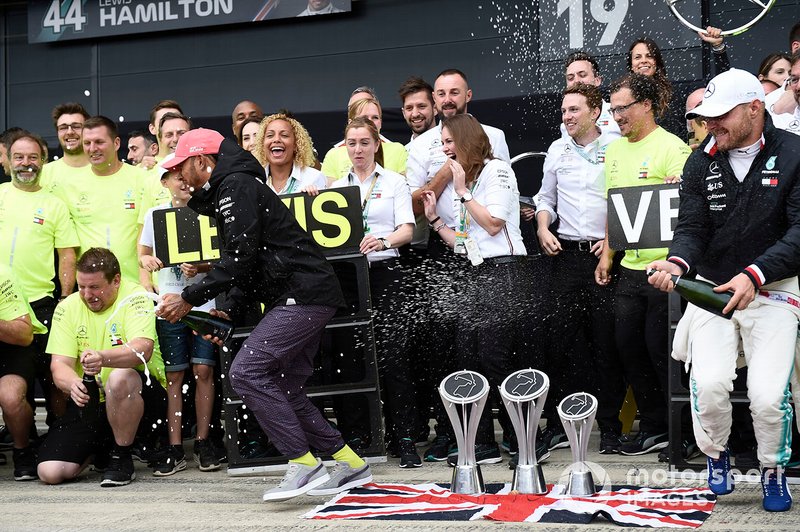 Lewis Hamilton, Mercedes AMG F1, 1st position, Valtteri Bottas, Mercedes AMG F1, 2nd position, and the Mercedes team celebrate