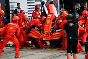 Pit stop e cambio muso per Sebastian Vettel, Ferrari SF90 dopo l'incidente con Max Verstappen, Red Bull Racing RB15