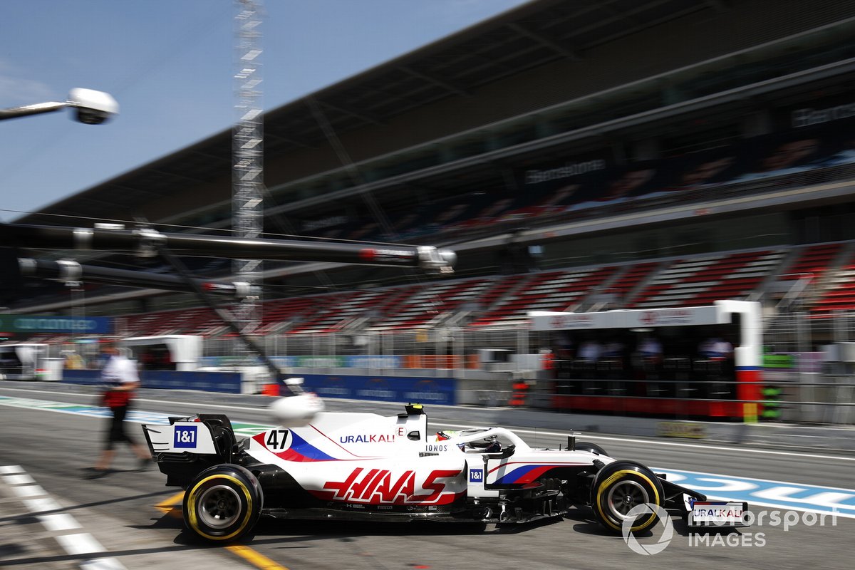 Mick Schumacher, Haas VF-21, esce dal garage