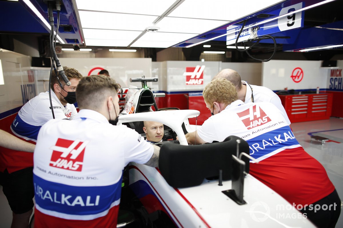 Nikita Mazepin, Haas F1, di kokpit mobil dalam garasi timnya.