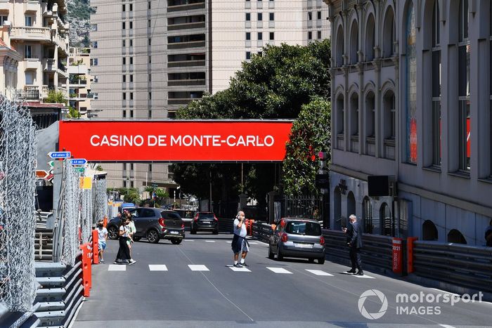 Sir Philip Green cruza la calle en Montecarlo