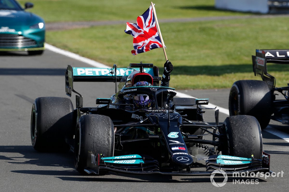 Lewis Hamilton, Mercedes W12, primo classificato, sventola la bandiera della Gran Bretagna dal cockpit mentre si dirige verso il Parc Ferme